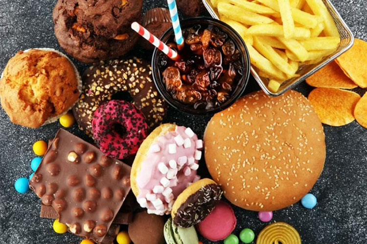 غذاهای پرکالری، ساندویچ، چیپس، شکلات، دونات، سیب زمینی