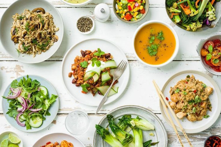 رژیم غذایی جین: چن ظرف پر شده از غذاهای رژیم جین