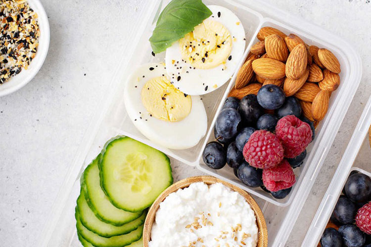 ویژگی های رژیم غذایی جین: مغزیجات، میوه، تخم مرغ آب پز، خیار و...