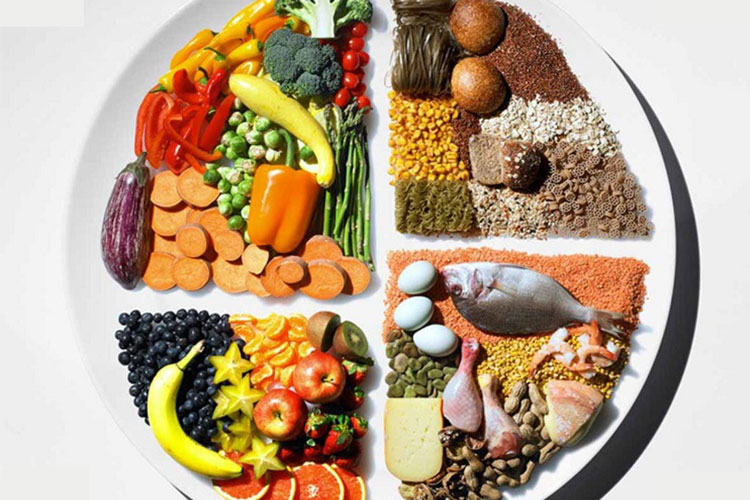 انواع مواد غذایی در یک بشقاب میوه و سبزیجات، گوشت، ادویه، 