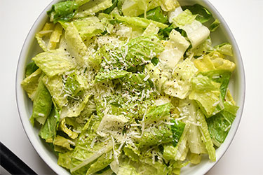 سالاد خیار و کاهو با پنیر کم‌چرب &nbsp;(میان‌وعده یا پیش‌غذا)