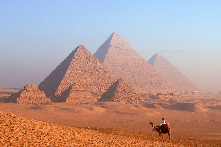 اهرام ثلاثه مصر: خوفو، خفرع و منقرع در جیزه.
