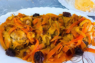 مرغ زعفرانی با هویج و آلو بخارا (شام سبک)