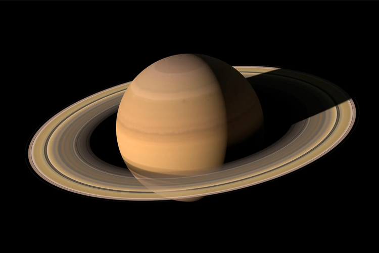 زحل با حلقه‌های درخشان، گرفته‌شده توسط فضاپیمای کاسینی